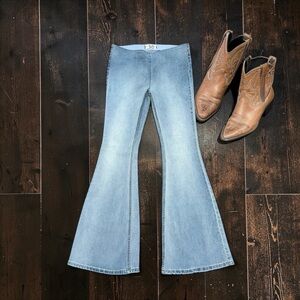 Free People We The Free NWOT Light Wash Penny Pull on Flare Jeans 30